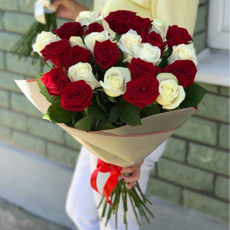 Букет из 25 красных и белых роз